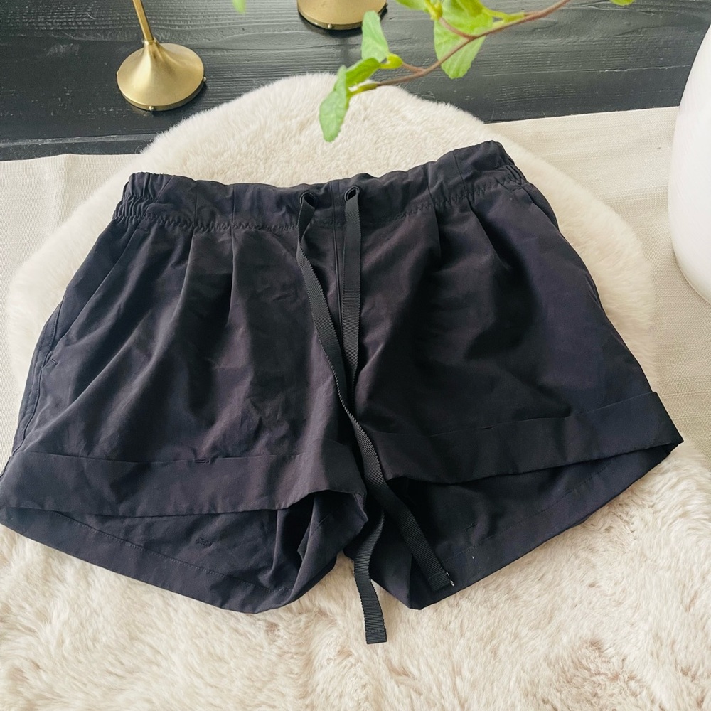 lululemon athletica Black Athletic Shorts sz 6 woman’s
